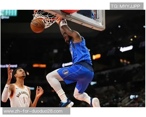 戈贝尔挥臂猛撞对手肋部，领2级歹意犯规被赶进场